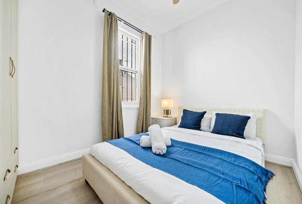 Modern 4B2B house@Glebe photo 4