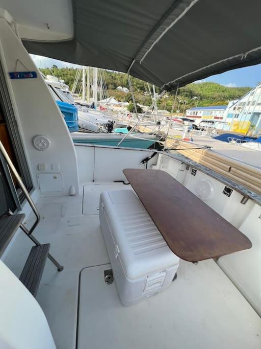 Bateau double cabine proche de la plage photo 1