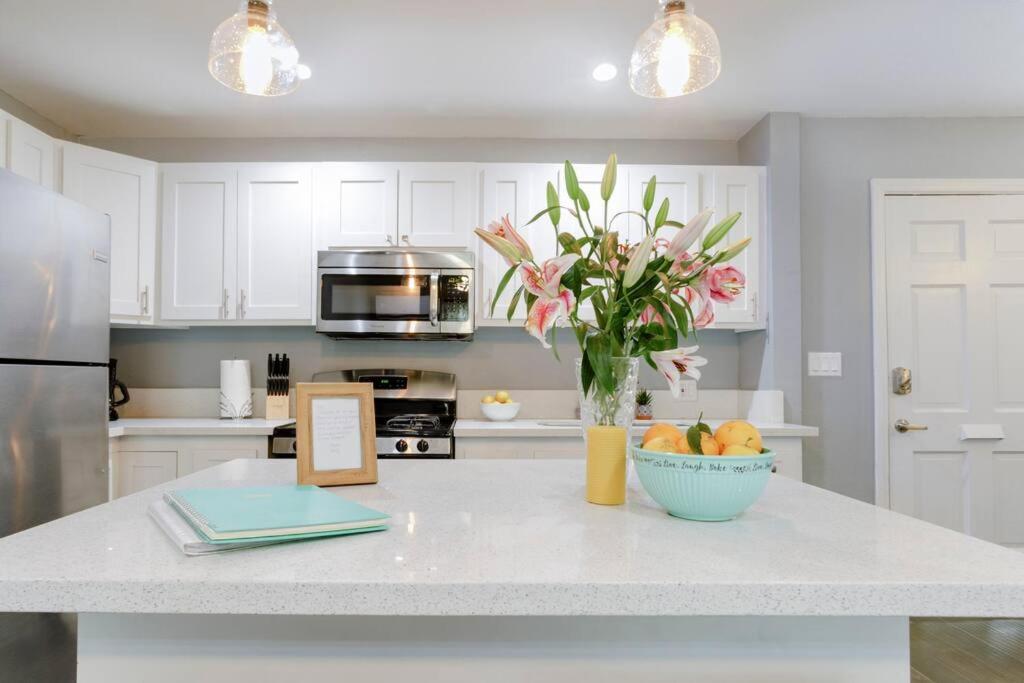 Apartment Located in Historic District Mins to Downtown, Beaches & Convention Center photo 4