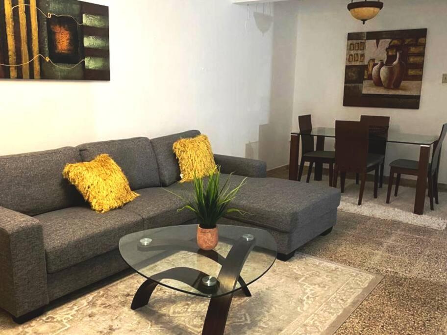 AC Rooms, Smart TV, Centric & 20 mins from Airport photo 1