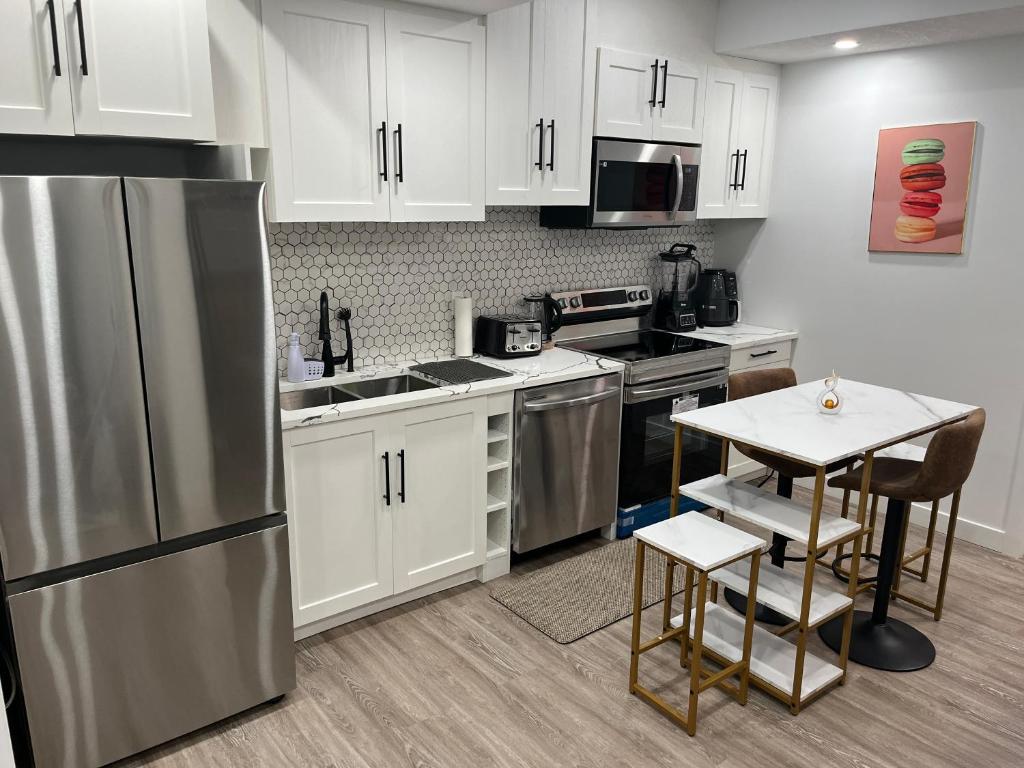 Beautiful 2 Bedroom Guest Suite in Leduc 11 mins to Edmonton Intl Airport, Free Wifi, Netflix ,Cable & Workstation photo 3