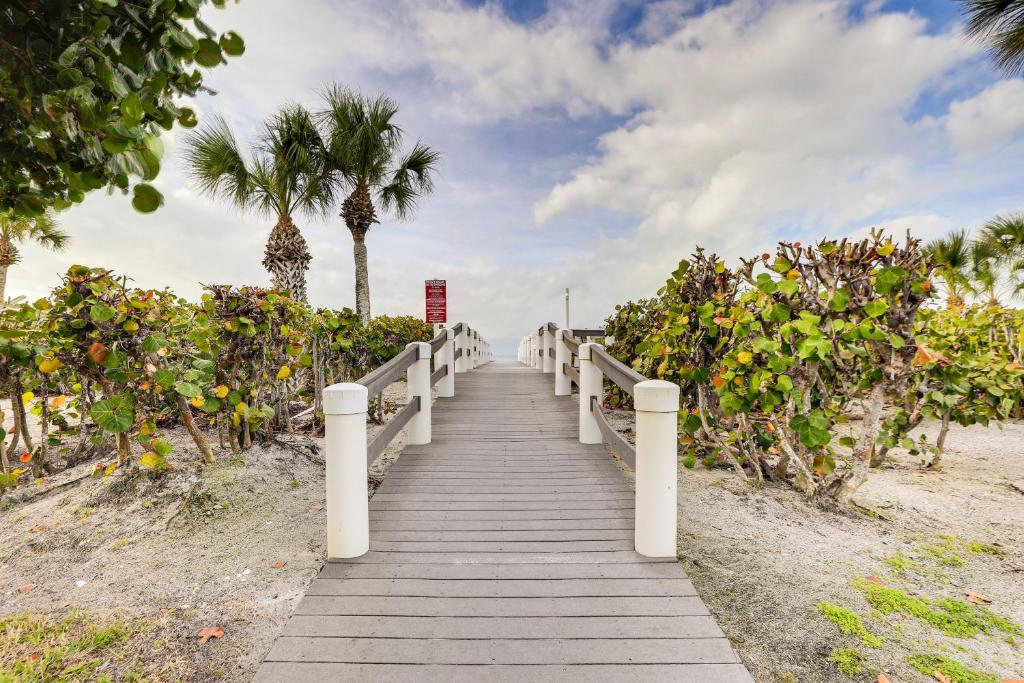 Luxury Longboat Key Condo - Walk to Beach Access! photo 2