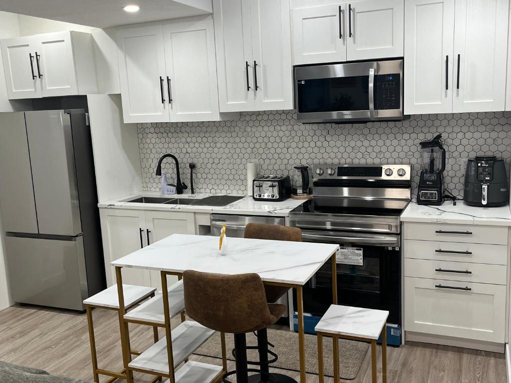 Beautiful 2 Bedroom Guest Suite in Leduc 11 mins to Edmonton Intl Airport, Free Wifi, Netflix ,Cable & Workstation photo 4