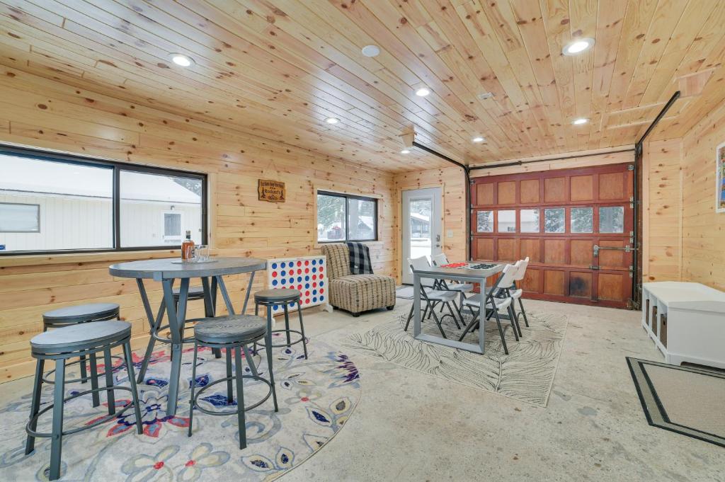 Dog-Friendly Roscommon Cabin, Walk to Higgins Lake photo 1