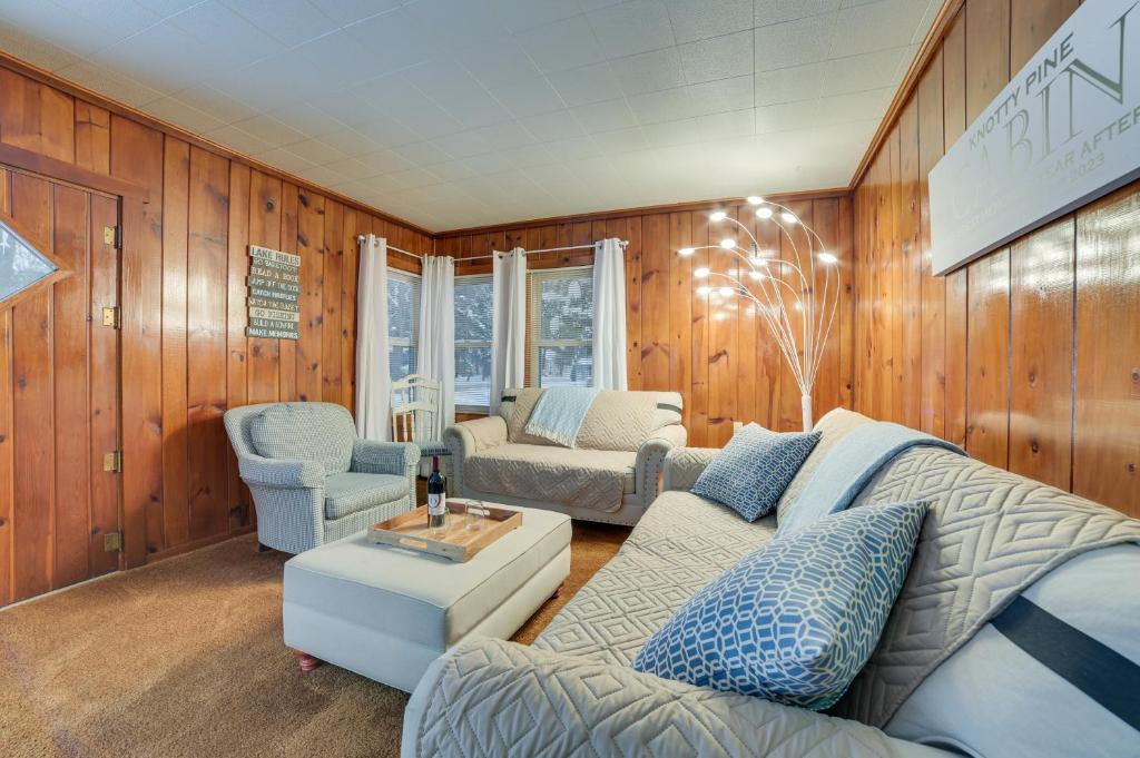 Dog-Friendly Roscommon Cabin, Walk to Higgins Lake photo 3