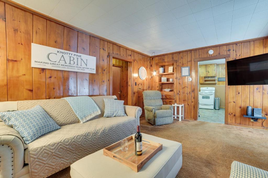 Dog-Friendly Roscommon Cabin, Walk to Higgins Lake photo 4