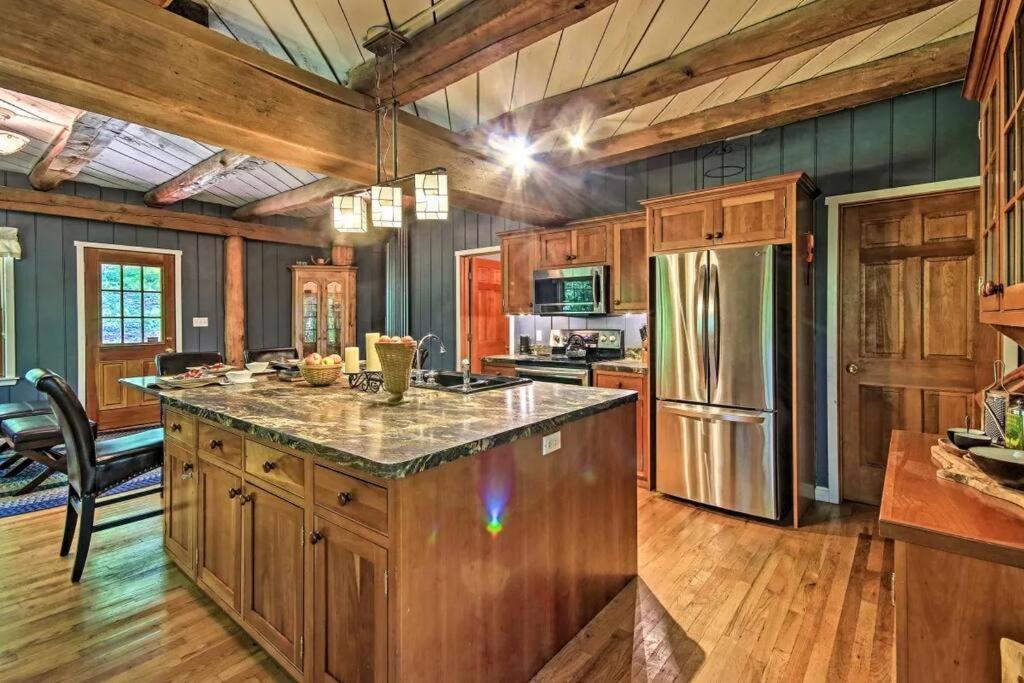 Bear's Eye View - Mountain Retreat w/ Hot Tub! photo 1