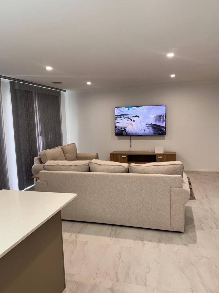 Canberra 3 Bedroom home to remember - Tap to explore photos