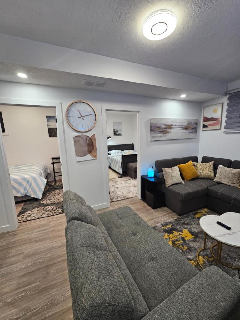 Beautiful 2 Bedroom Guest Suite in Leduc 11 mins to Edmonton Intl Airport, Free Wifi, Netflix ,Cable & Workstation photo 2