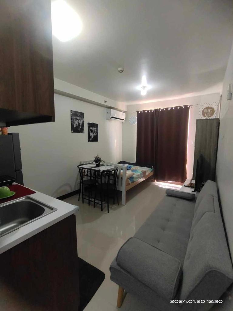 Nate & Athalia's Cityscape Condotel photo 4