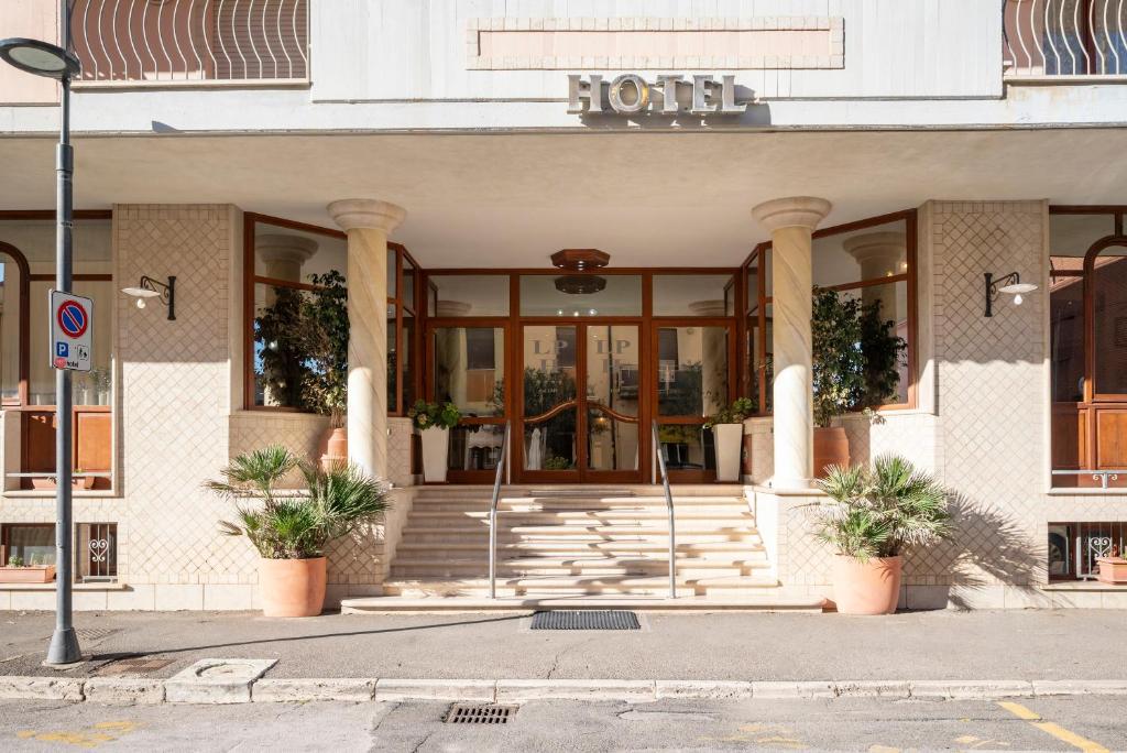 Lola Piccolo Hotel and Apartments - Tap to explore photos