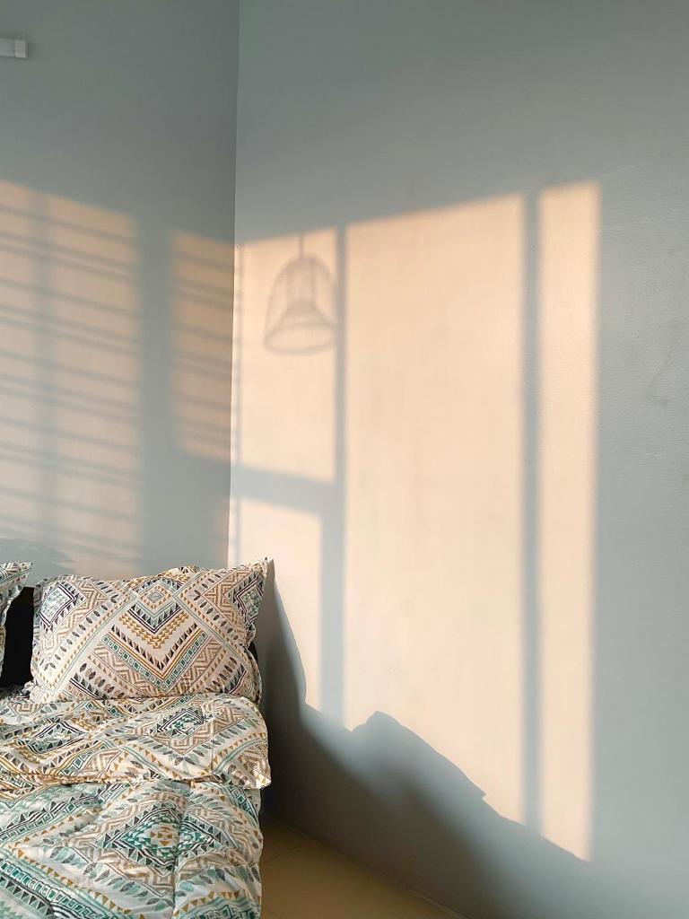 Queen Bed Big Window Mountain Sunset view 1mins to beach