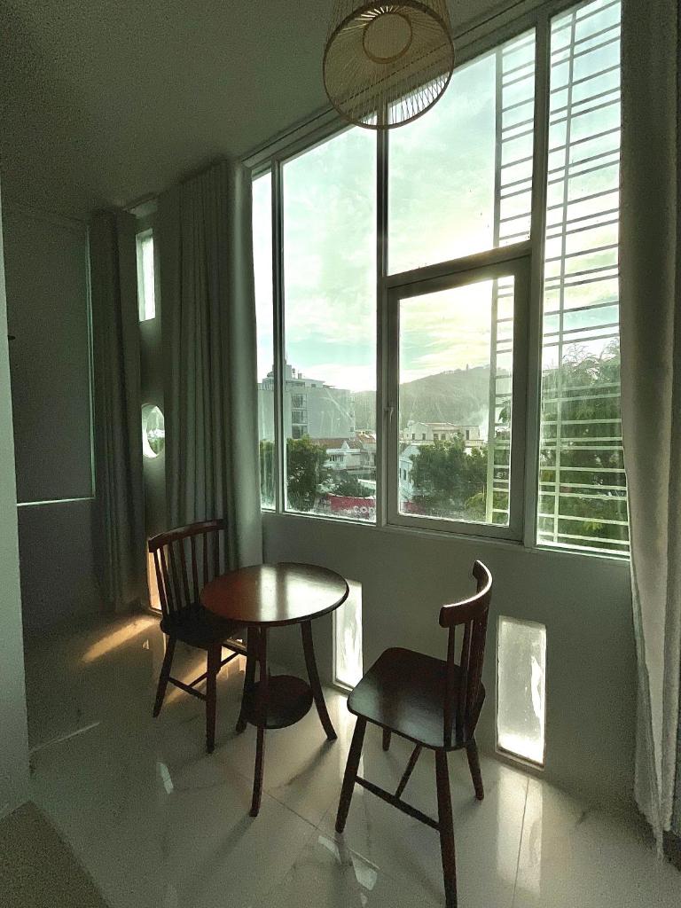 Queen Bed Big Window Mountain Sunset view 1mins to beach