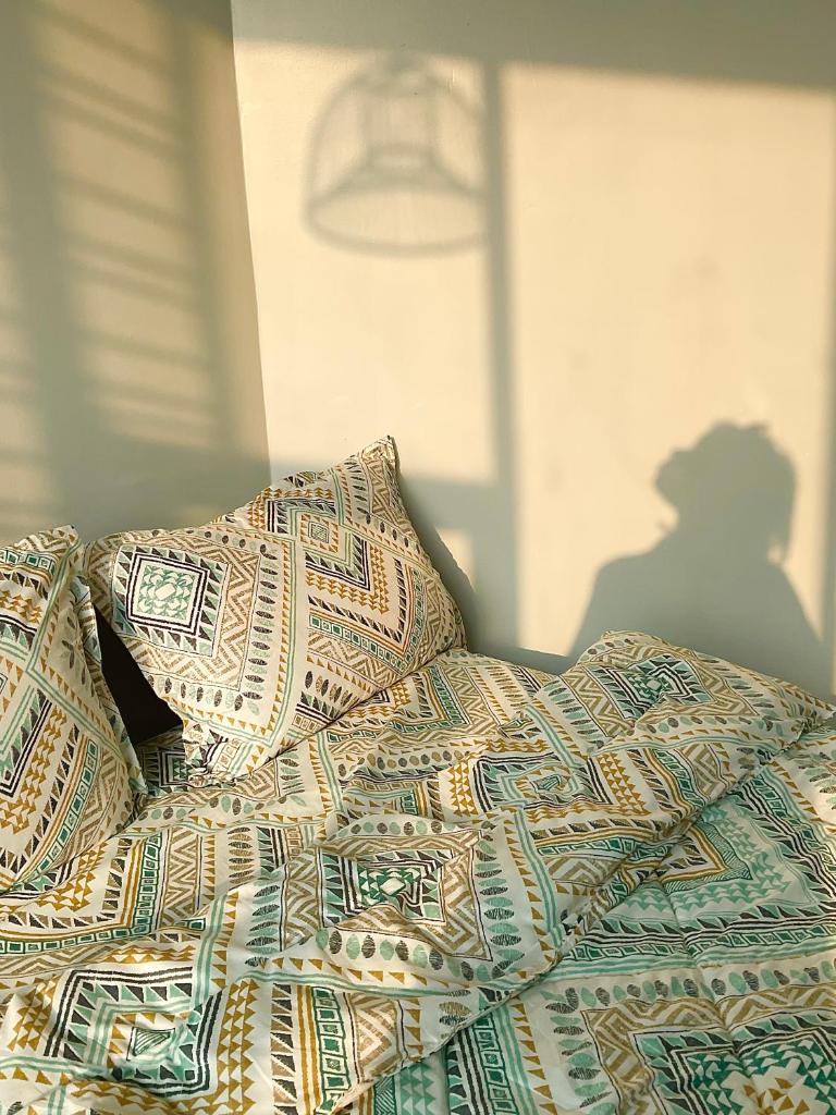 Queen Bed Big Window Mountain Sunset view 1mins to beach