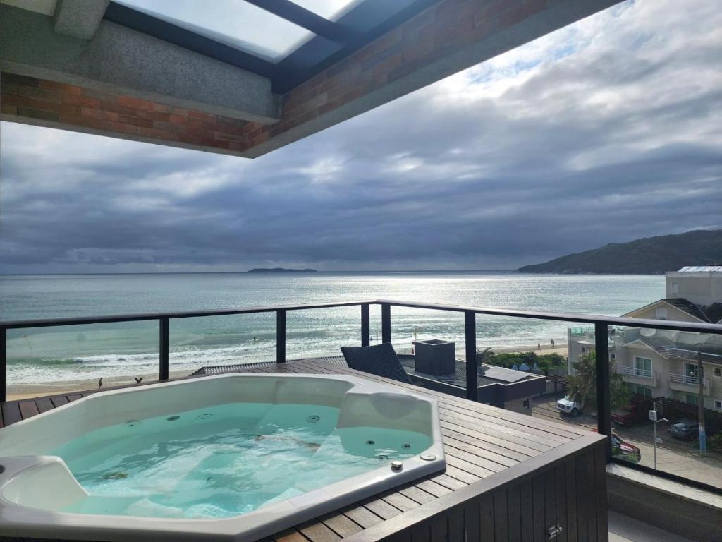 BELA COBERTURA FRENTE AO MAR COM VISTA MARAVILHOSA E 3 SUÍTES, Vila do Sol 404, COM JACUZZI