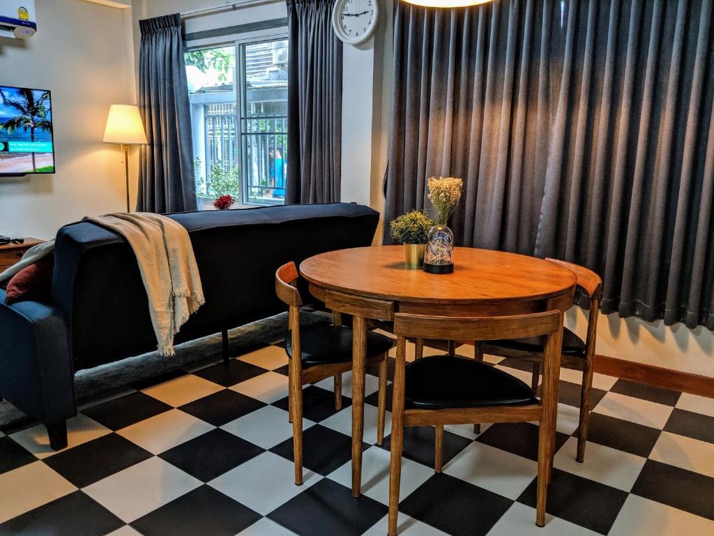 Entire 2-storey house, 2 br, 2 toilet and shower, 2 car parks, only 400 m from MRT Huai Kwang photo 2