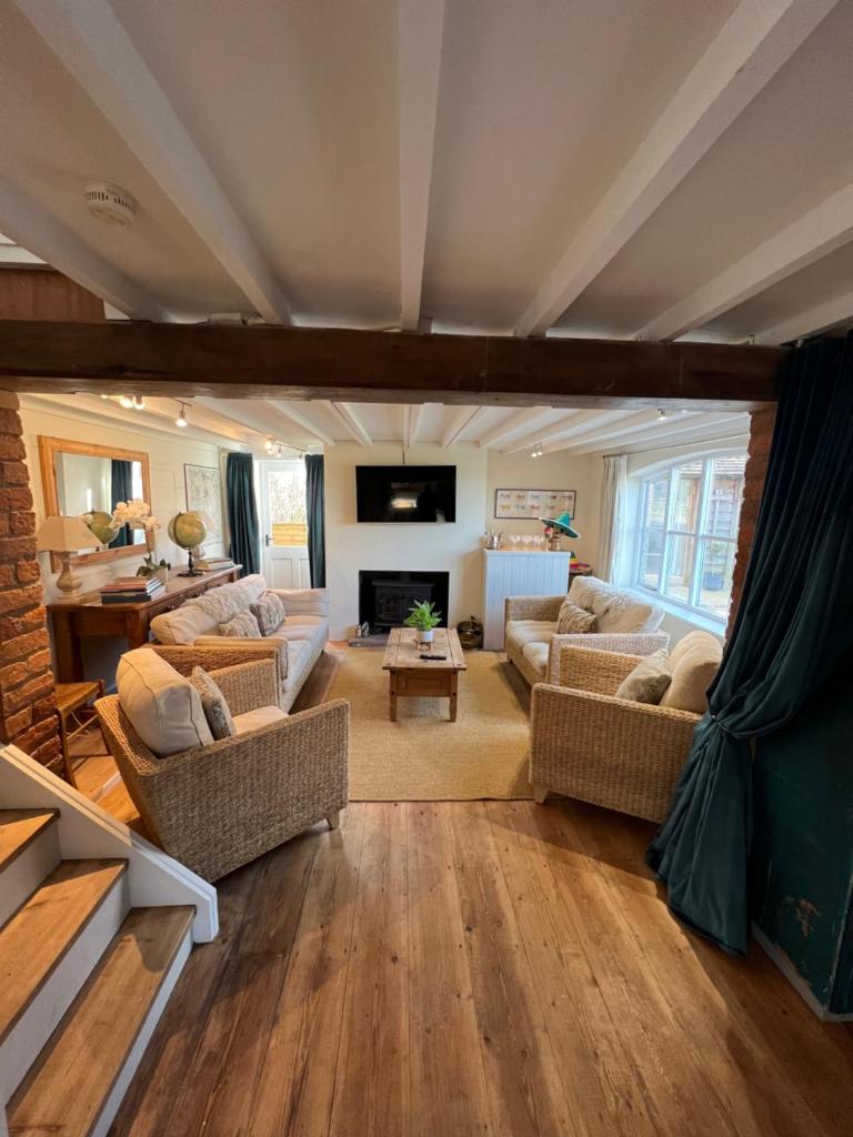 Luxury homely open-plan Barn with log burner & games room - Tap to explore photos