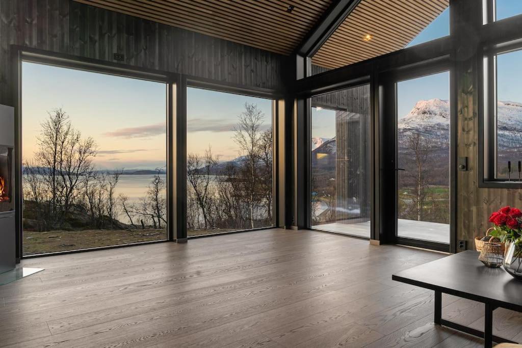 Fantastisk arkitekt tegnet Snøhetta i vakker natur photo 2