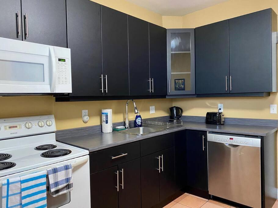 Large Townhouse, Lower Floor with AC, City Center photo 1