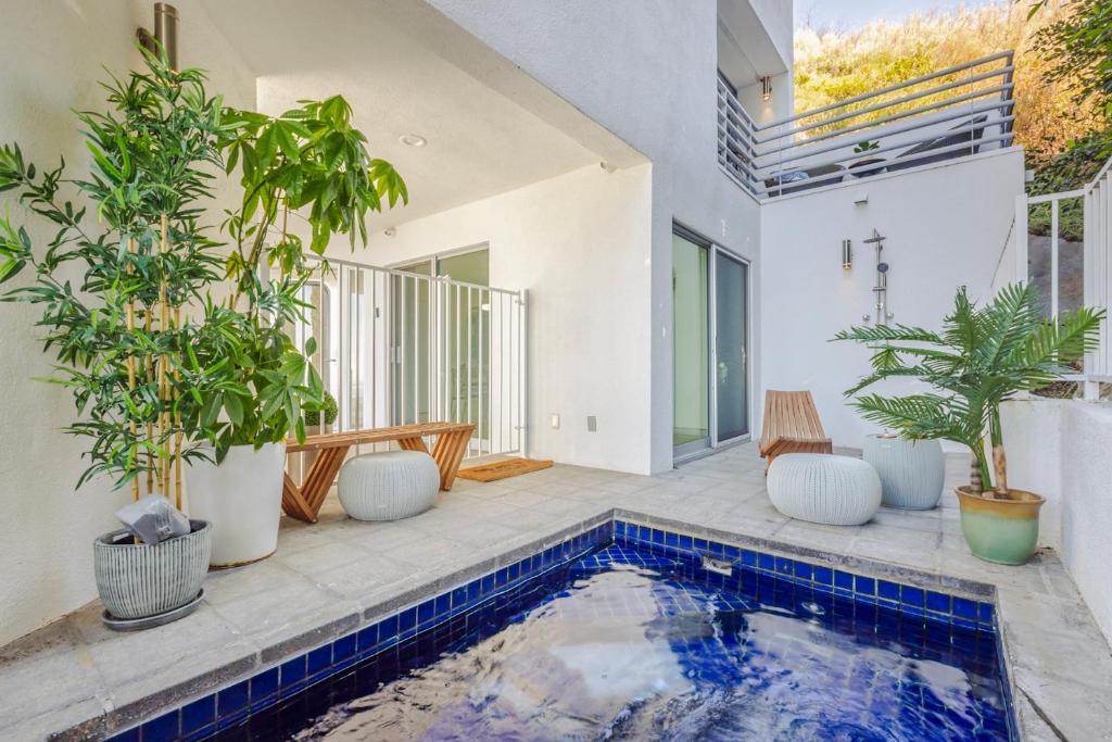 Malibu Breeze - hot tub, ocean view, steps to beach photo 1