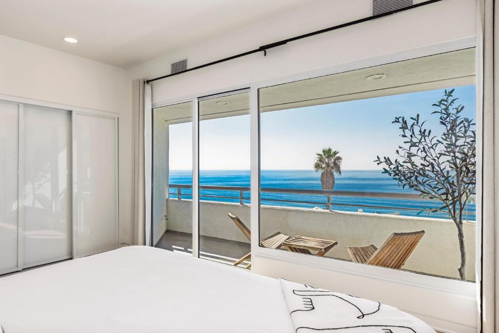 Malibu Breeze - hot tub, ocean view, steps to beach photo 3