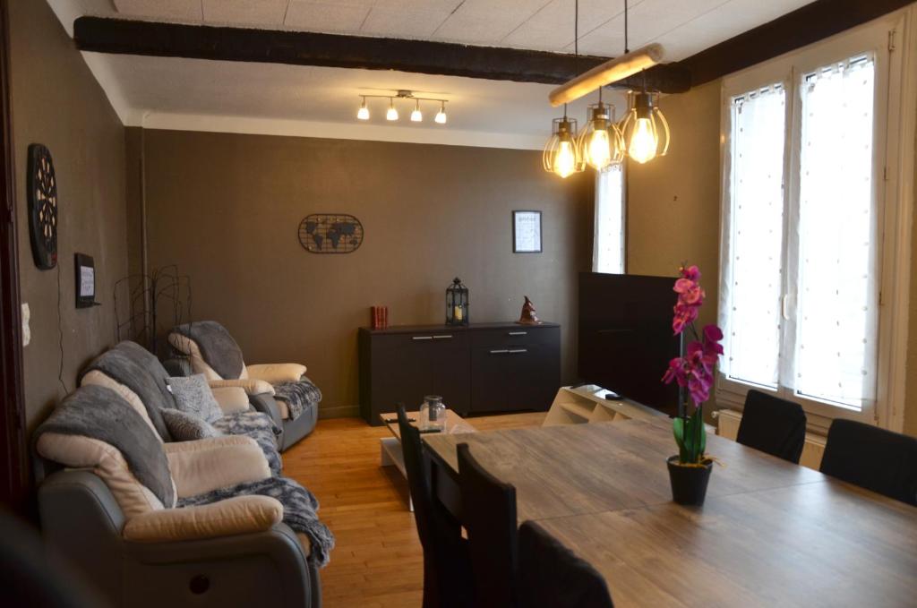 Spacieux - LITERIE HAUT DE GAMME - Billard - Fléchette -TV 65" - Netflix - Amazon Prime- LIT KING SIZE - 4 chambres - Jeux enfants - Terrasse - Barbecue photo 2