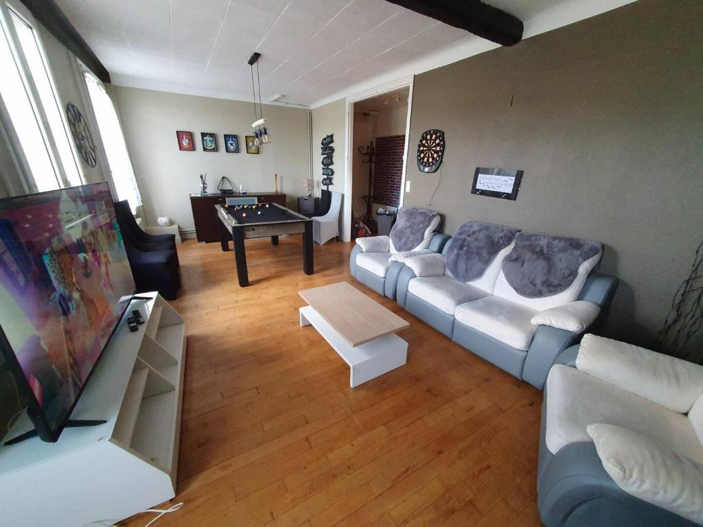 Spacieux - LITERIE HAUT DE GAMME - Billard - Fléchette -TV 65" - Netflix - Amazon Prime- LIT KING SIZE - 4 chambres - Jeux enfants - Terrasse - Barbecue photo 1