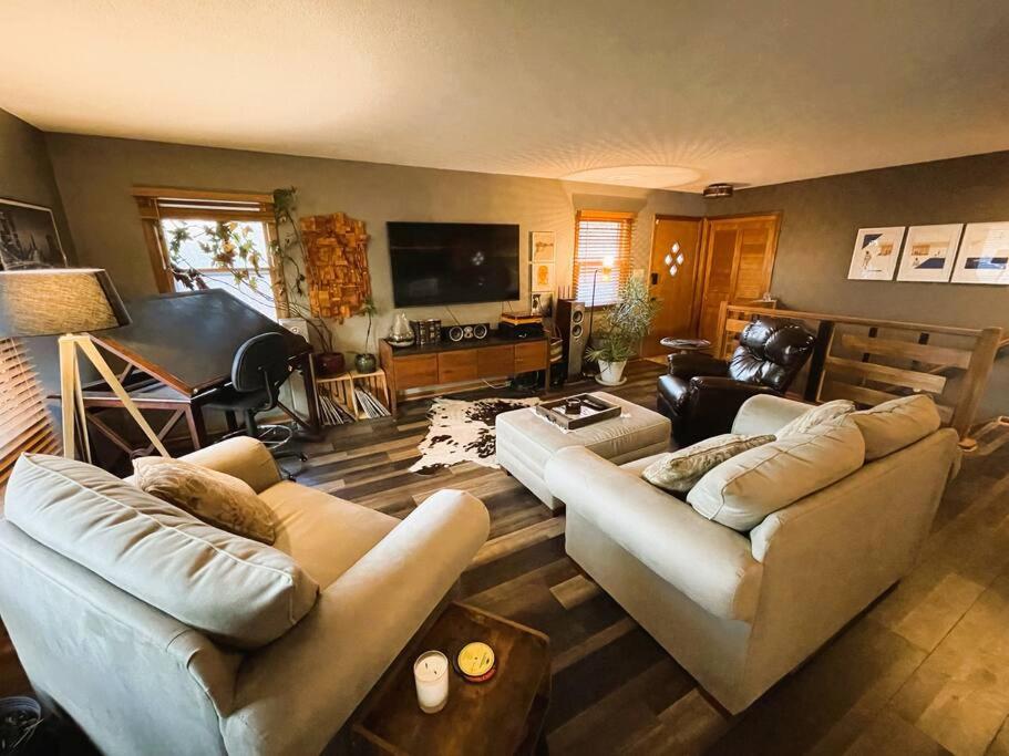 Whole Home MidCentury - Quiet & Close to Downtown photo 2