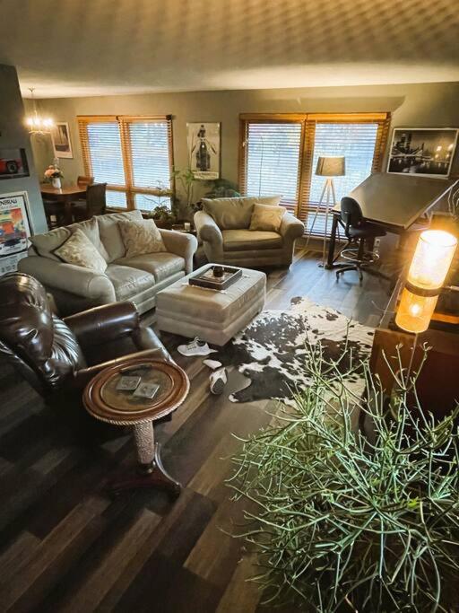 Whole Home MidCentury - Quiet & Close to Downtown photo 4