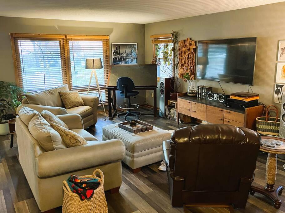 Whole Home MidCentury - Quiet & Close to Downtown photo 3