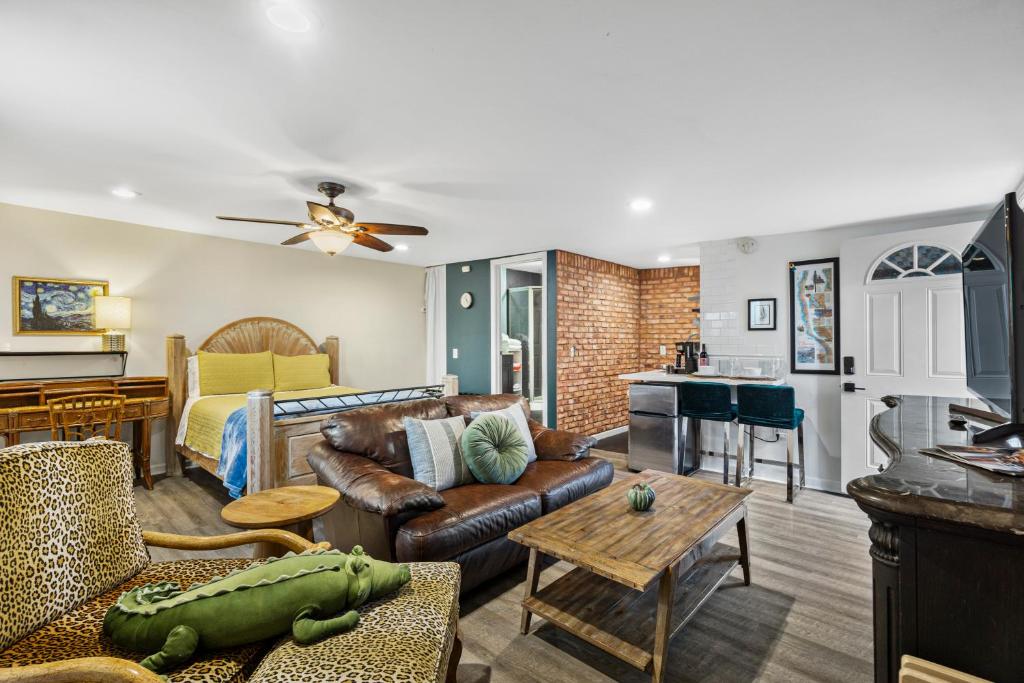 Mile to Beach! Tiki Master Suite