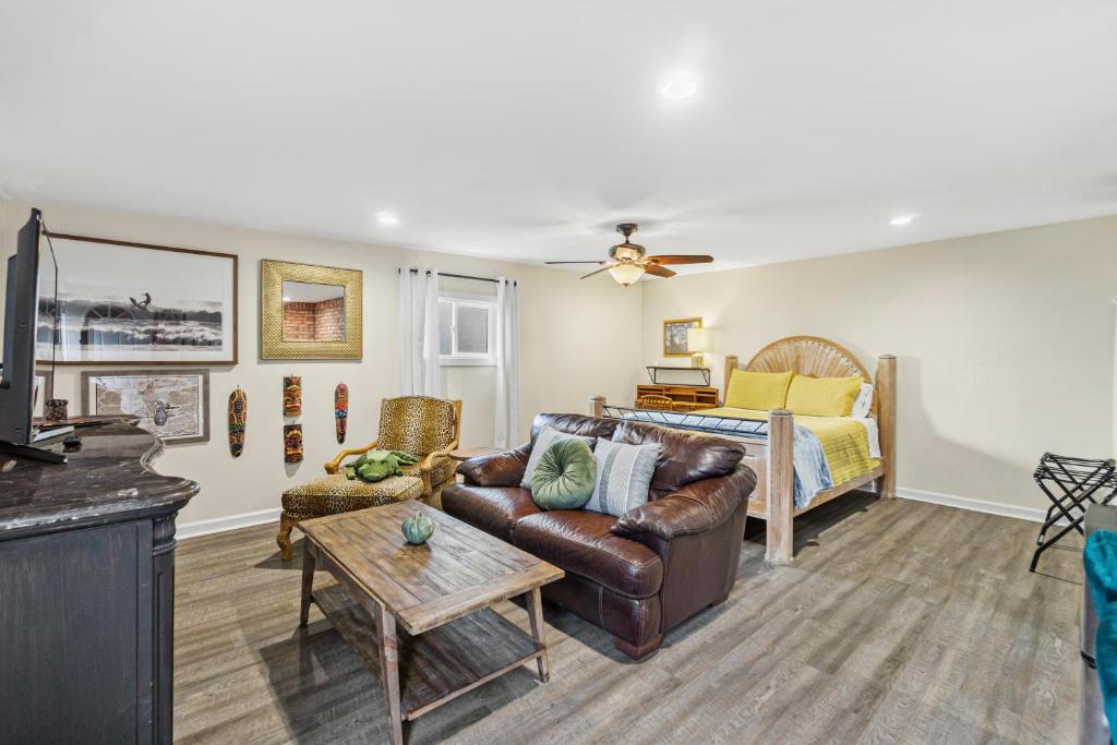 Mile to Beach! Tiki Master Suite photo 1