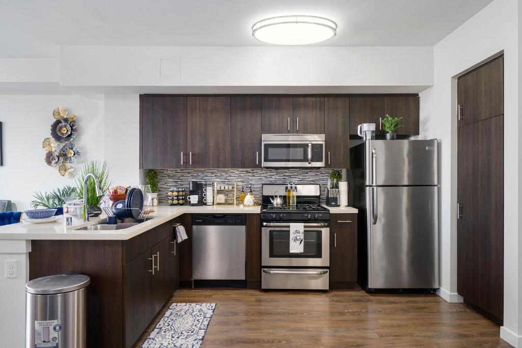 DTLA Escape Skyline views with luxury amenities image