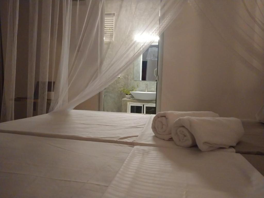 Hello Whites photo 4