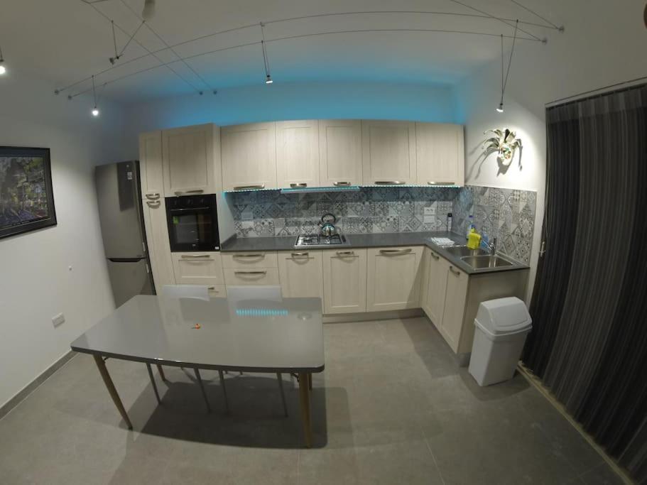 Stunning Penthouse. Fully A/C 95sqm one bedroom photo 1