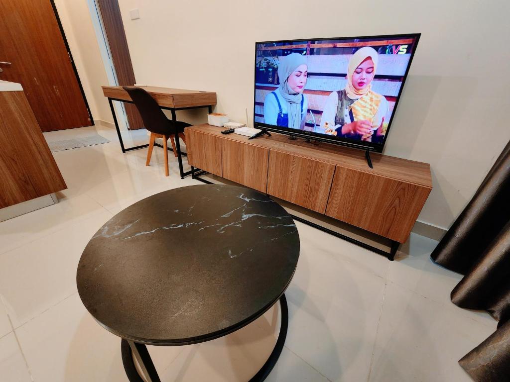 Kozi Square Twin Room with Smart TV & free Wi-fi - Tap to explore photos