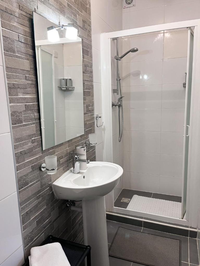 Modern Spacious 2BD Penthouse with 2 Terraces - Close to Luqa Airport photo 4