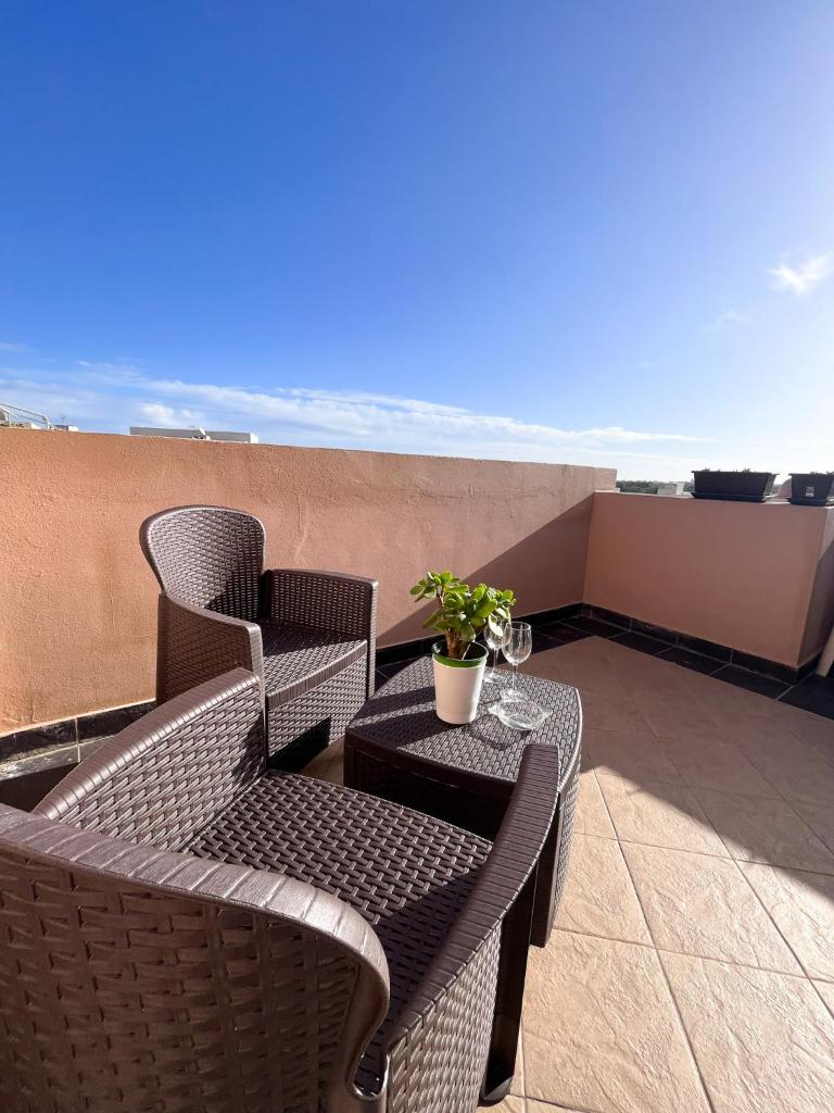 Modern Spacious 2BD Penthouse with 2 Terraces - Close to Luqa Airport photo 1