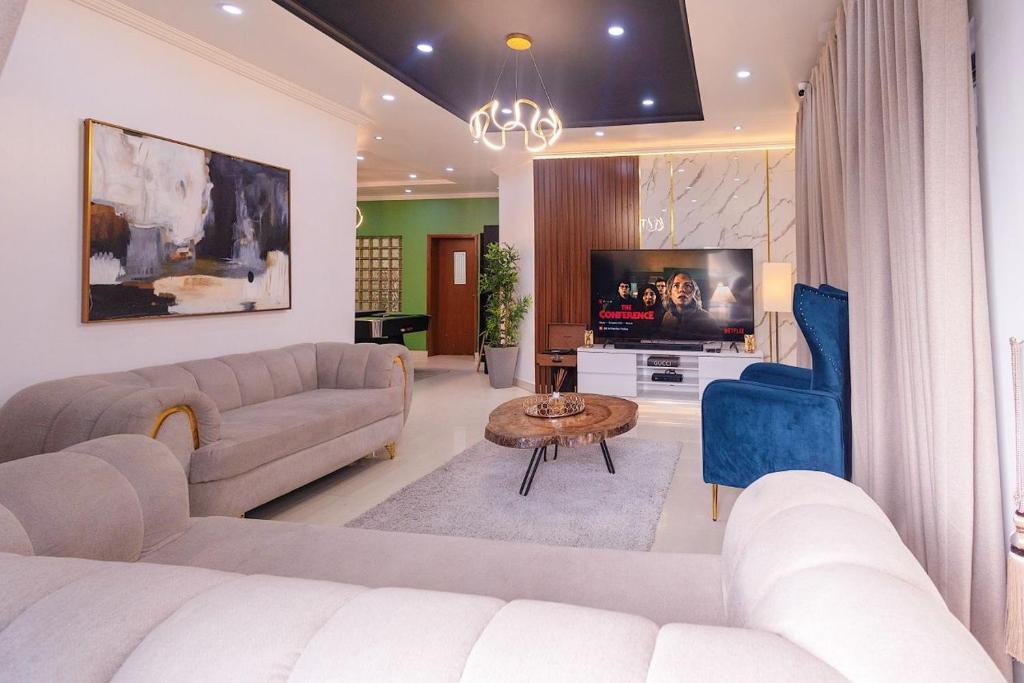 2 bedroom apartment with snooker board and balcony photo 1