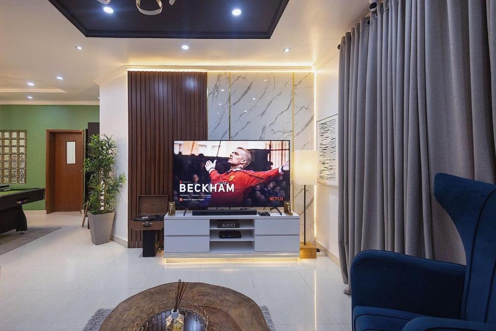 2 bedroom apartment with snooker board and balcony photo 3