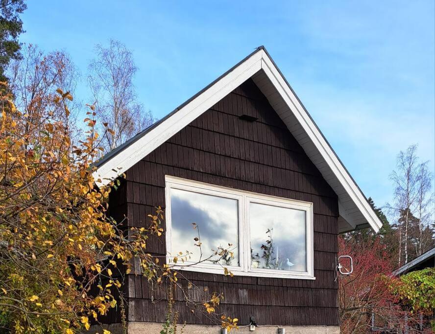 Litet strandnära hus på Adelsö