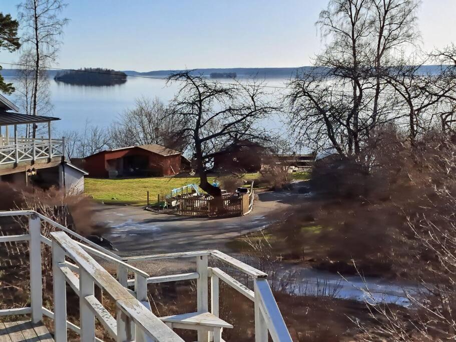 Litet strandnära hus på Adelsö photo 1