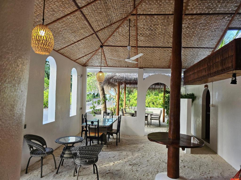 Island Luxury Fehendhoo - Friends & Family Hotel photo 1