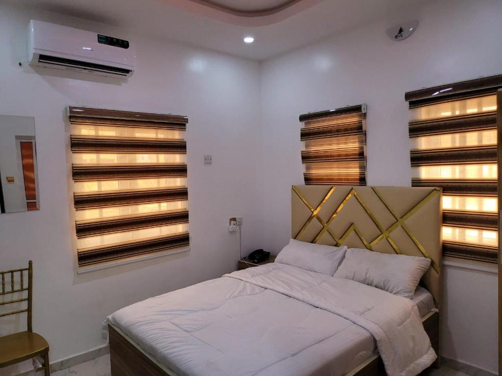 B&Y ROYAL BAR & LOUNGE ADIGBE ROAD MONIJESU NEAR ADIGBE POLICE STATION photo 1