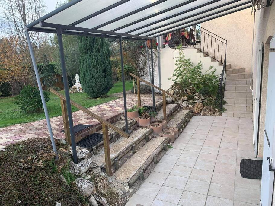 Logement rénové avec terrasse et vue sur le jardin photo 2