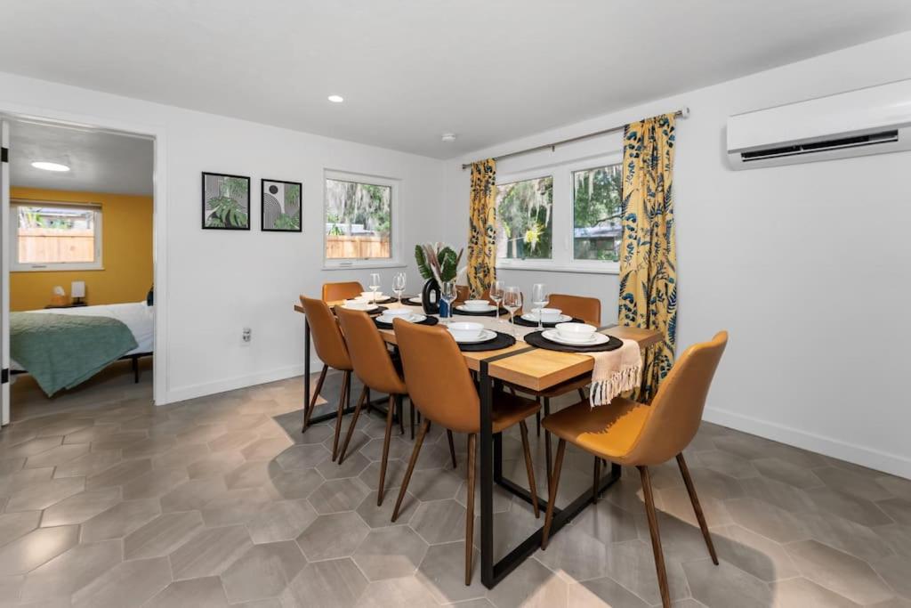 Smart Bungalow: 10-min to UF, Central Location photo 2