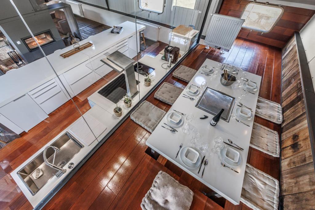 Tabor 67 Luxury Houseboat photo 3