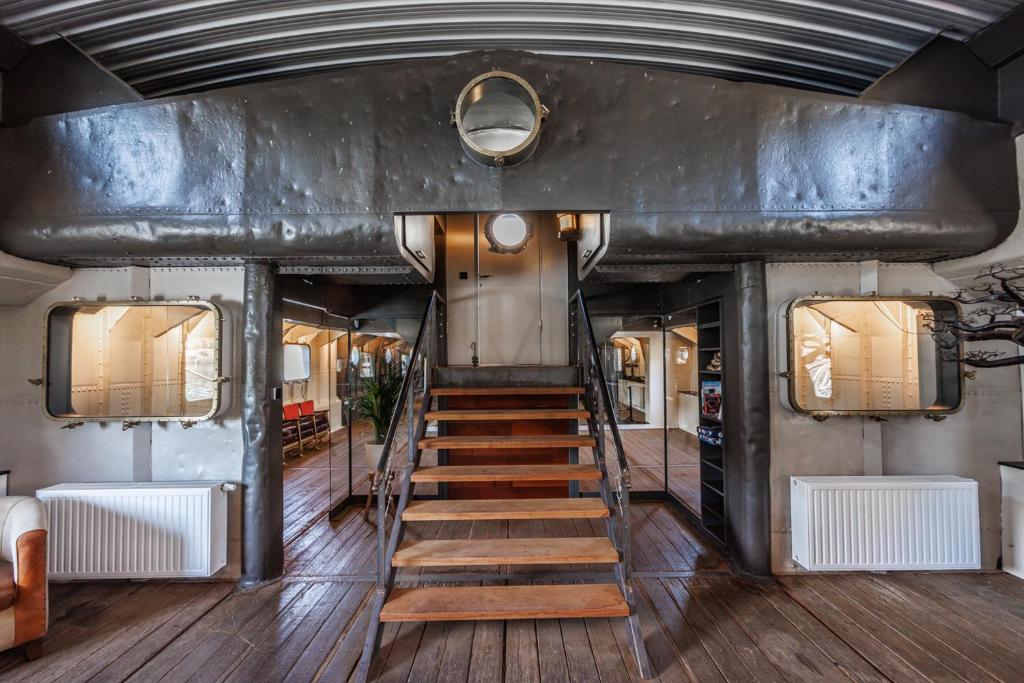 Tabor 67 Luxury Houseboat photo 4