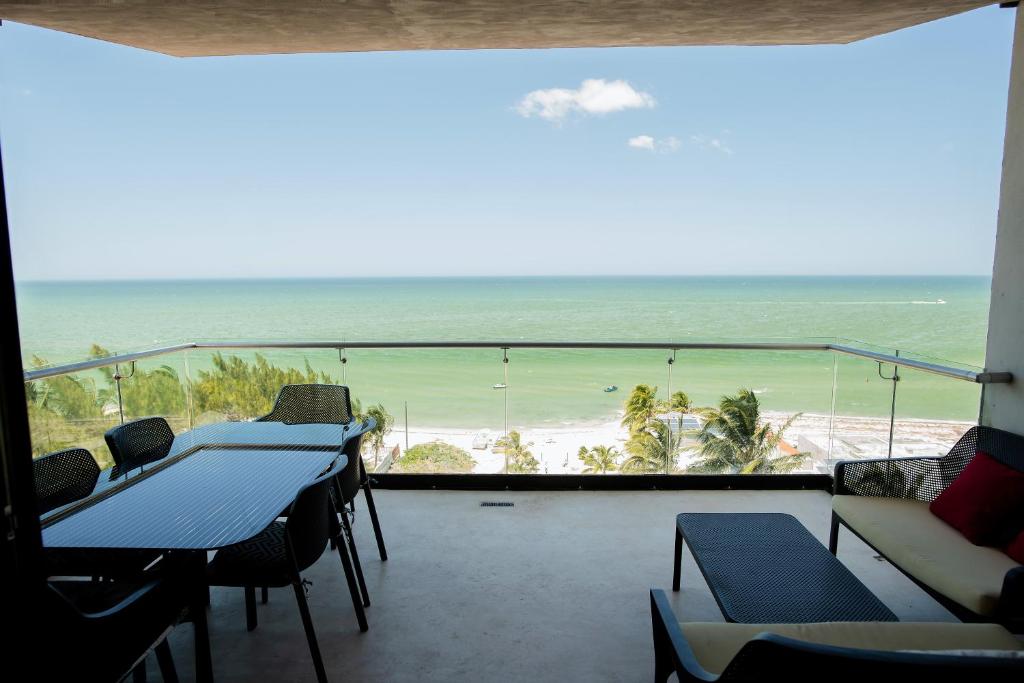 Ocean views from all the bedrooms of this Deluxe beachfront Condo, Paradise photo 3