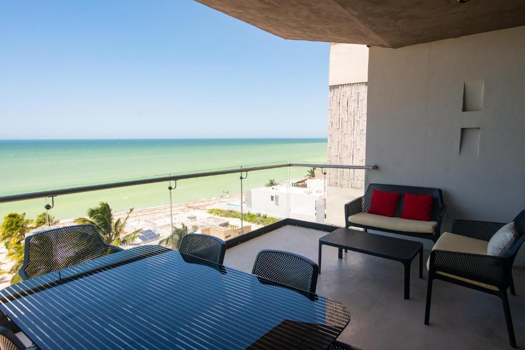 Ocean views from all the bedrooms of this Deluxe beachfront Condo, Paradise photo 2